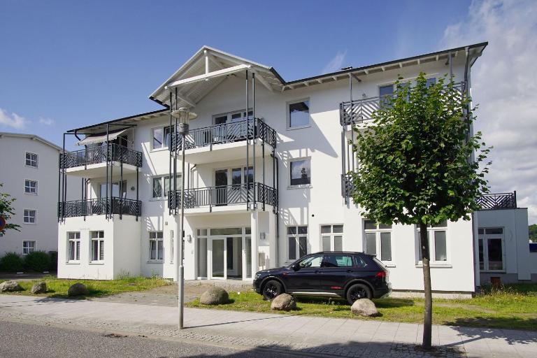 schöne 2-Raum-Wohnung mit Balkon, gratis Nutzung vom AHOI Erlebnisbad und Sauna in Sellin - Villa Jolie FeWo 09 - B&B Sellin