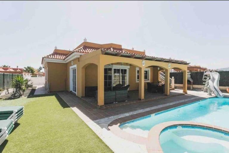 Villa Pearetree - Gorgeous 4 bedroom villa with private pool - B&B Caleta de Fuste