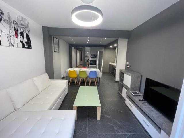 Apartamento TROMPETA !!PARKING PRIVADO GRATUITO!! - Chambres d'hôtes Logroño