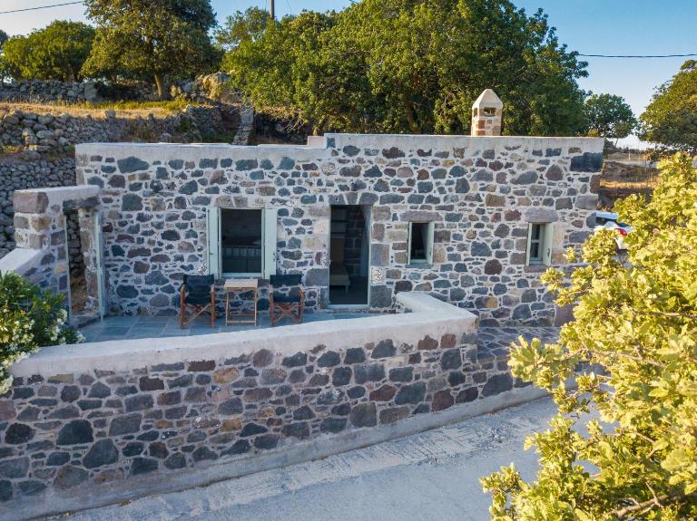 Apostrophe Traditional Residence in Nisyros with arcurated interior. Privacy & Authenticity - B&B Emporeiós