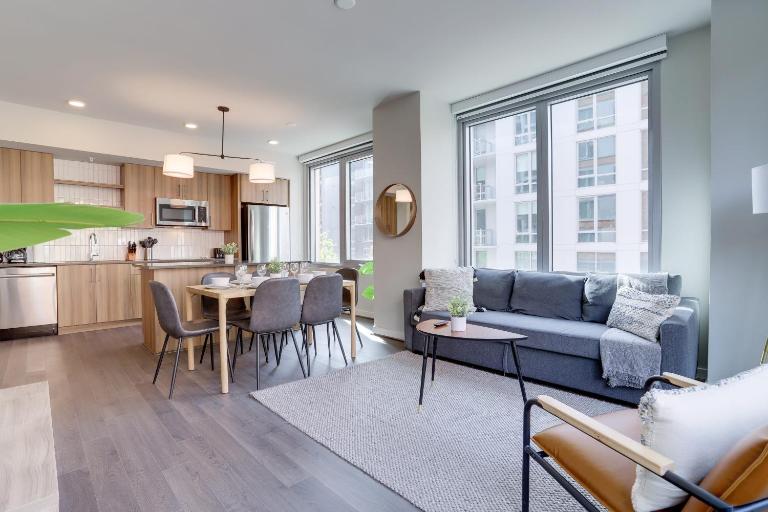 Stylish Condo at Clarendon with Rooftop Views - Bed and Breakfast Arlington