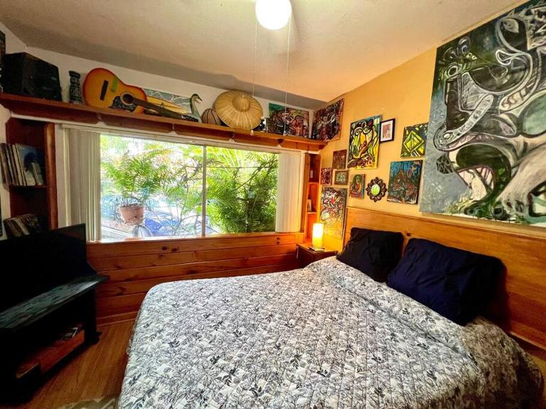 Bungalow Oasis Central Location from Miami to Keys, Pets Welcome, Yard,Terrace, Free Fast WiFi & Cable - B&B Cutler Bay