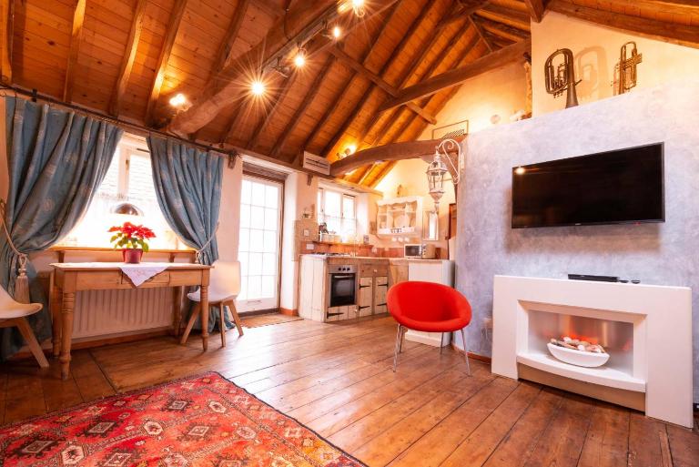 Snow Cottage laid back style with footpaths to a great Macro Brewery Pub - B&B Edwardstone