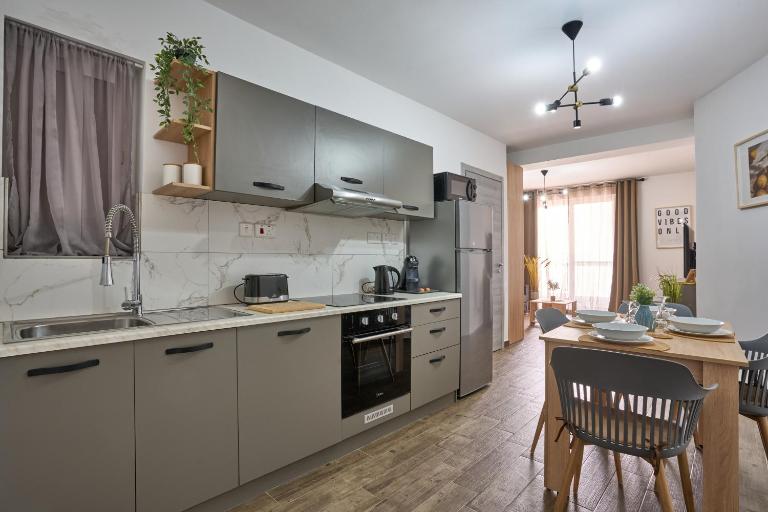 Private Apartment minutes to Sliema Malta, 2 AC's, Netflix - Bed and Breakfast Gżira