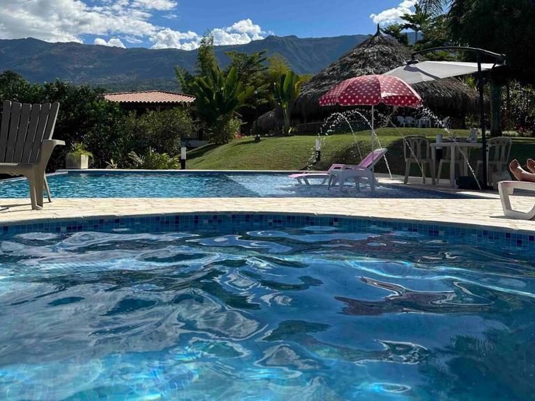 increible casa de campo con piscina y jacuzzi! - Bed and Breakfast Támesis