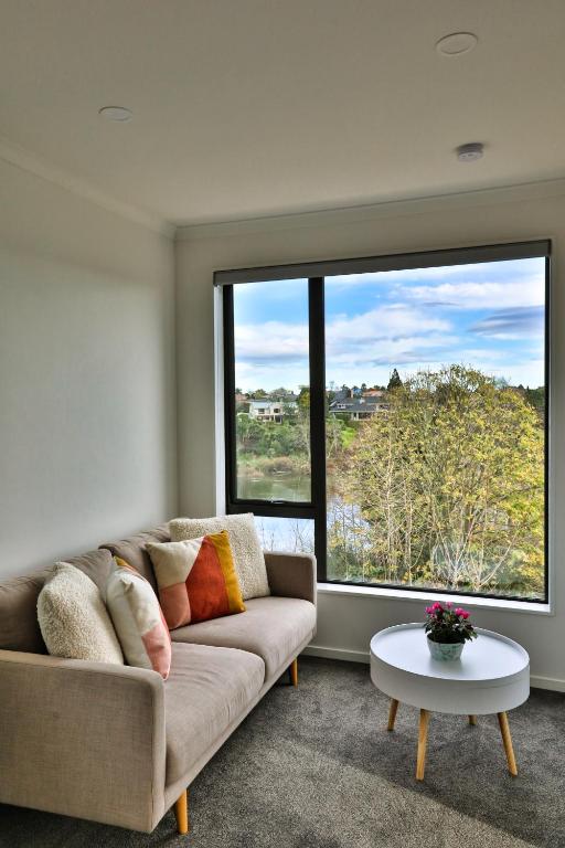 Amazing the Waikato River-View Brand New Villa with 4 bedrooms - Chambres d'hôtes Hamilton