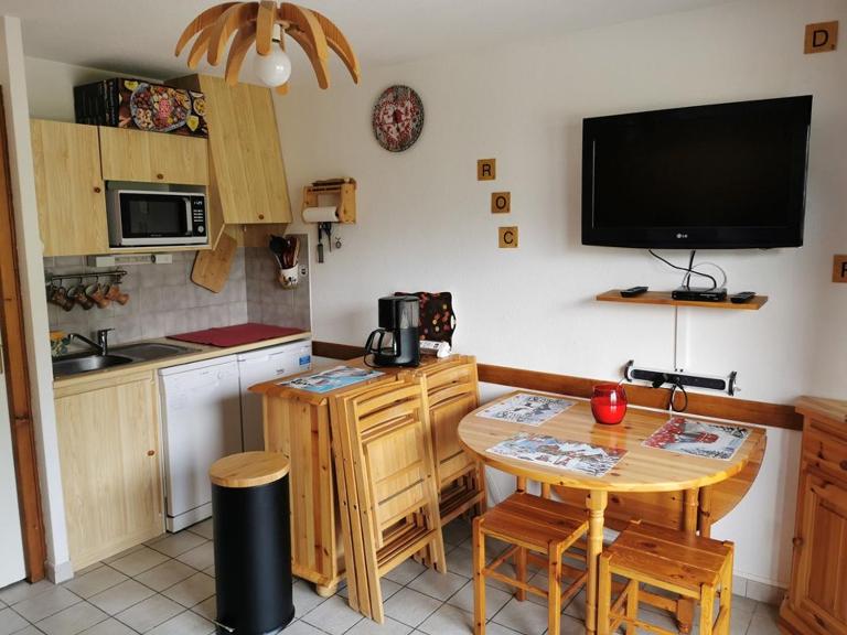 Appartement cosy proche télécabine avec parking, 4-6 personnes - FR-1-573-67 - Bed and Breakfast Saint-Jean-d'Aulps