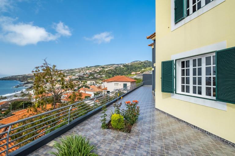 The Balcony - By Wehost - B&B Santa Cruz