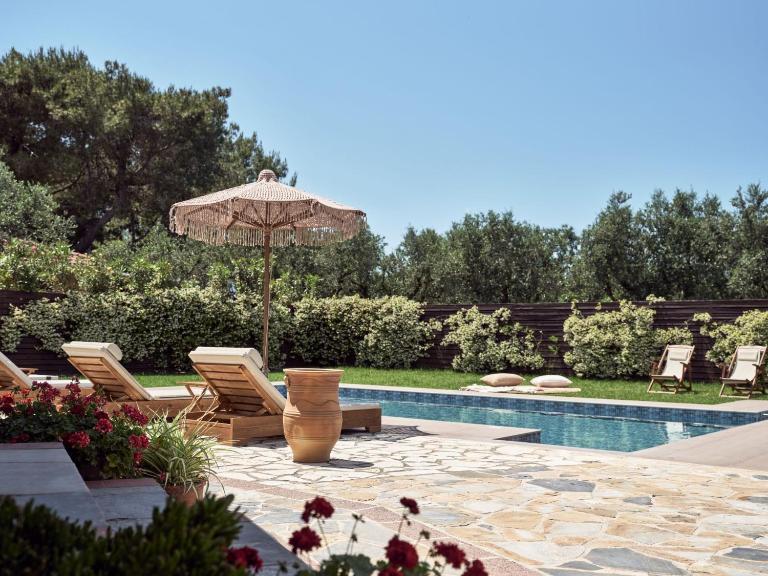 La Maison Du Maire - Luxury Villa with Private Pool, by ZanteWize - Chambres d'hôtes Sarakinádhon