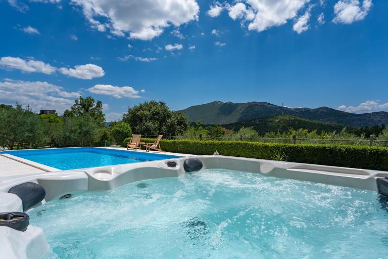 VILLA BEYBE with Jacuzzi, large private pool 50m2, BBQ,free WIFI, 3 bedrooms - B&B Gata
