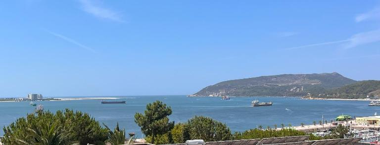 Sunset Bay View, Renovated Apt, By TimeCooler - B&B Setúbal