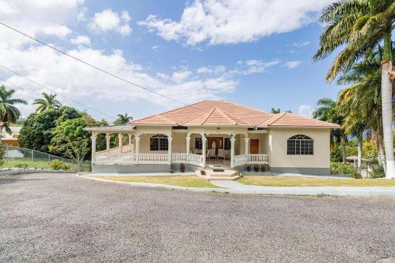 Lovely 1-Bed in Montego Bay-Rose View Apartment - Chambres d'hôtes Montego Bay