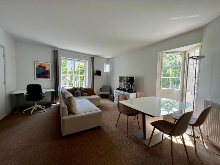 Spacious & modern flat close to Parc Monceau - Bed and Breakfast Parijs