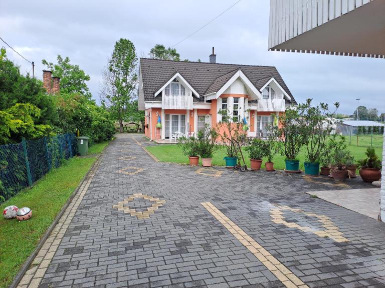 Alinka Apartmanház - B&B Balatonlelle