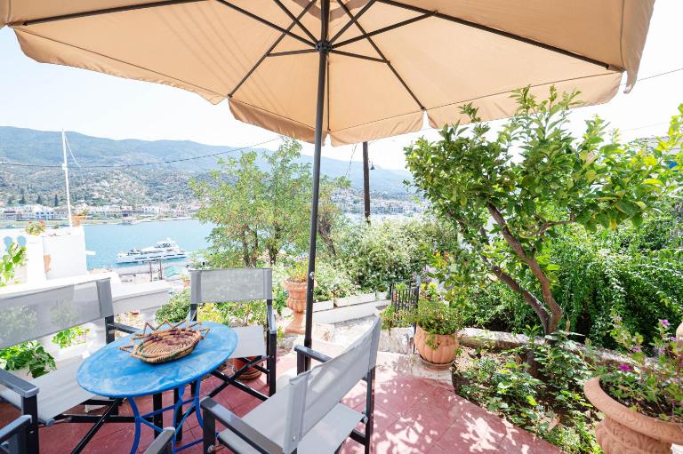 Traditional House under the Clock Tower with Sweet View - B&B Poros
