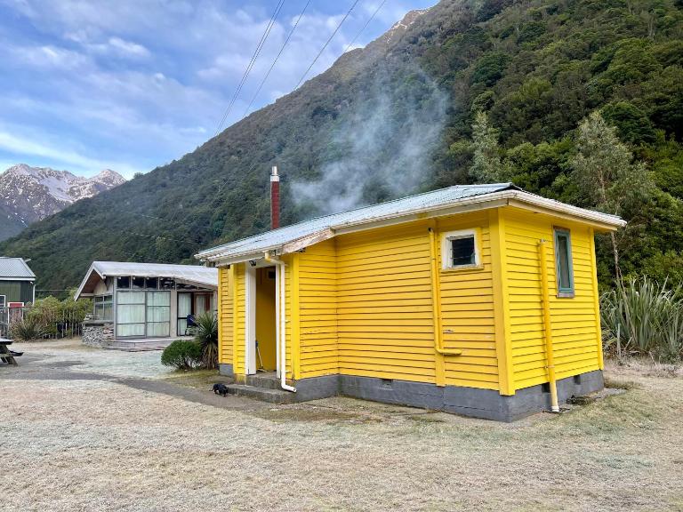 Super 'Cosy' Small Basic Cabin in The Middle of National Park and Mountains but near Road and Railway - Chambres d'hôtes Otira