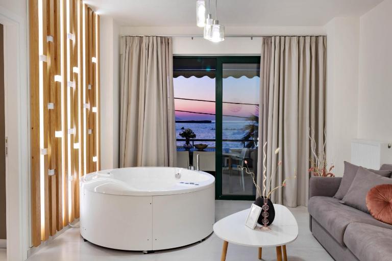 Elia Beach Deluxe Apartment - Bed and Breakfast Chania