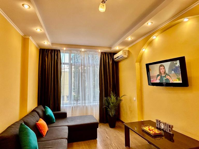 Сучасна квартира центр Лівобережної МВЦ - B&B Kyiv