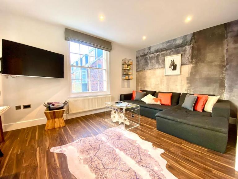 Stunning Little House on Poole Quay - Free Secure Parking & WiFi - in the heart of the Old Town - Great Location - Free Parking - Fast WiFi - Smart TV - Newly decorated - sleeps 2! Close to Poole & Bournemouth & Sandbanks - B&B Poole