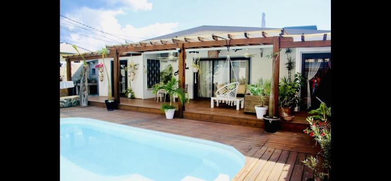 Villa with pool close to the sea - B&B Saint-Gilles les Bains