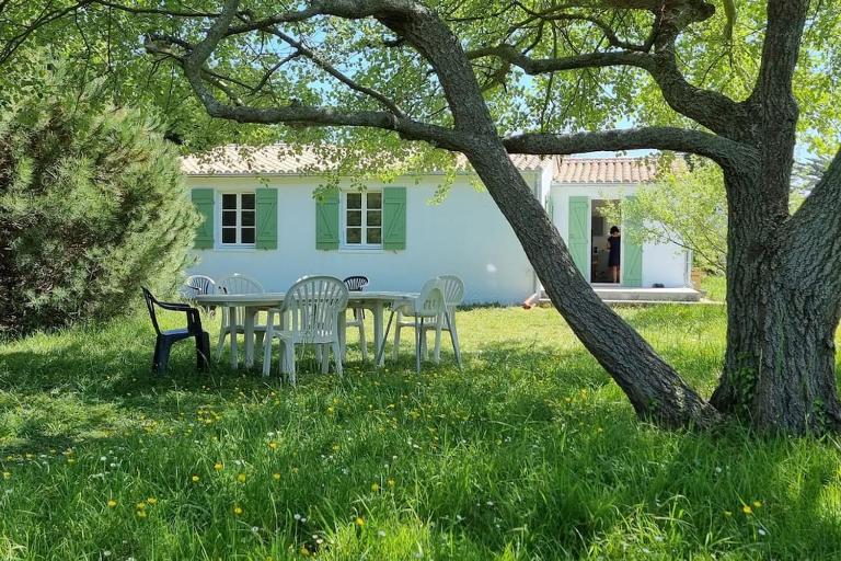 Jolie maison, 500 m de la plage, grand jardin - B&B Les Bordes