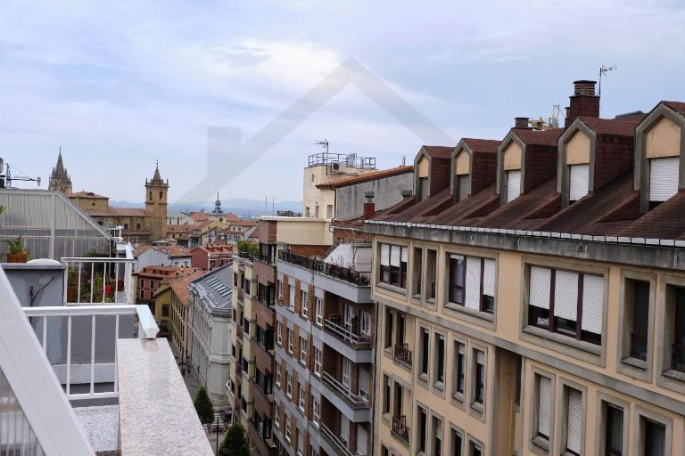 Ático Quintana I - con terraza, vistas a la ciudad, en el centro, con Wifi y garaje - Bed and Breakfast Oviedo