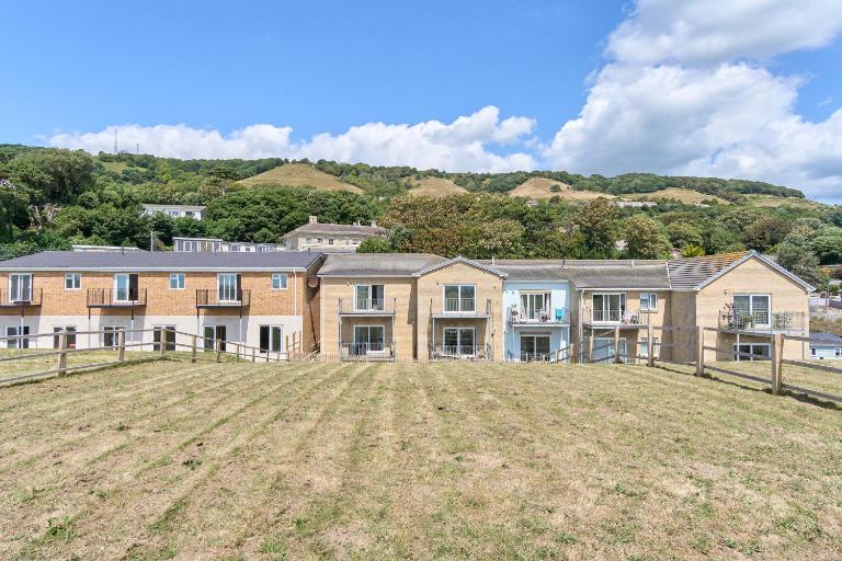 Meadow View - A Beautiful 3 Bed Apt With Stunning Countryside Views & Parking - Close To Ventnor, Shanklin & Sandown - 5 mins To Beach - Ideal For Friends, Families, & Business Stays - Dog Friendly - B&B Ventnor