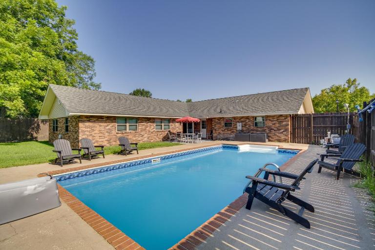 Inviting Gulfport Home w/ Private Pool & Yard - Bed and Breakfast Gulfport