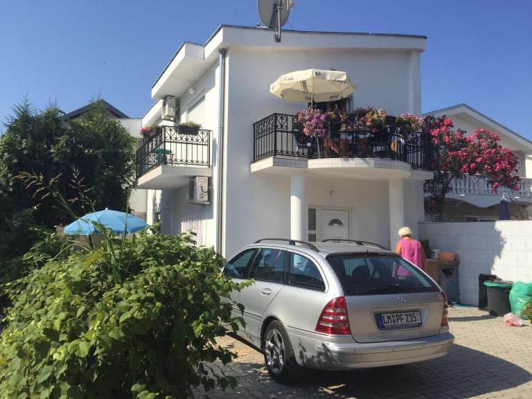 Apartment Nafija. No 2 - B&B Donji Štoj