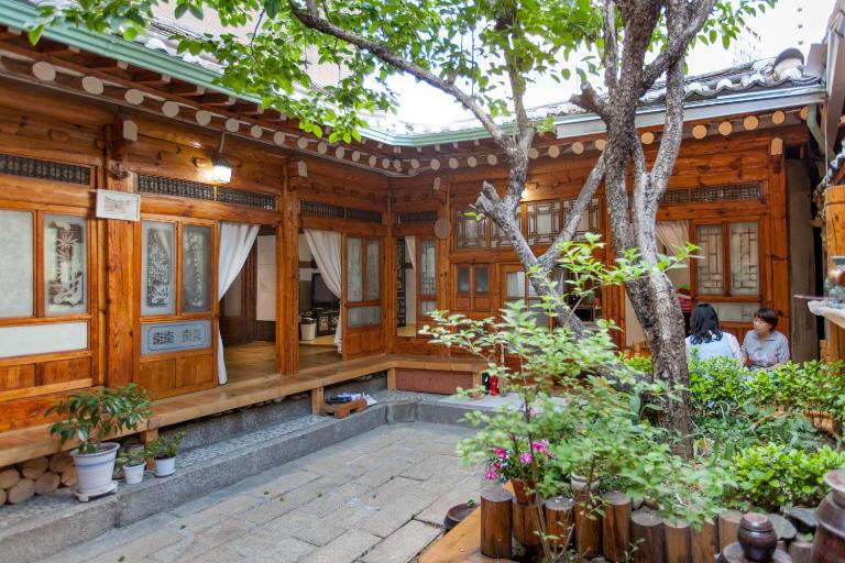 Dongmyo Hanok Sihwadang - Private Korean Style House in the City Center with a Beautiful Garden - B&B Seoul