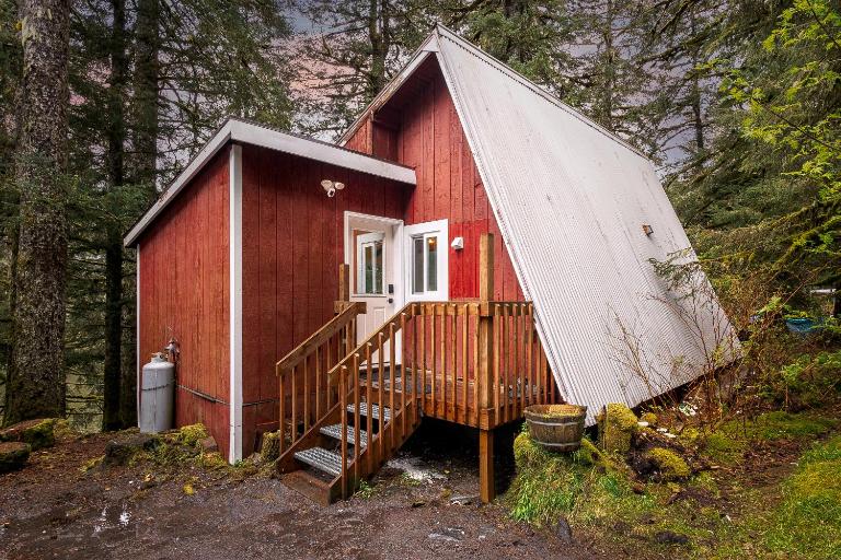 THE SHORELINE CABIN - Bed and Breakfast Kodiak