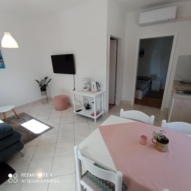 Apartment MONAS II - B&B Pjescana uvala