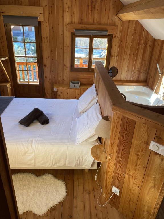 BEAU CHALET DE MONTAGNE SERRE CHEVALIER AU PIED DES PISTES PLEIN SUD - B&B La Salle les Alpes