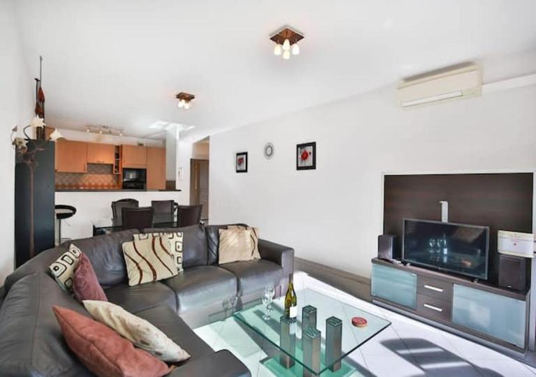 Charming Two-Bedroom Apartment with balcony and Garage by the Marina - B&B Antibes