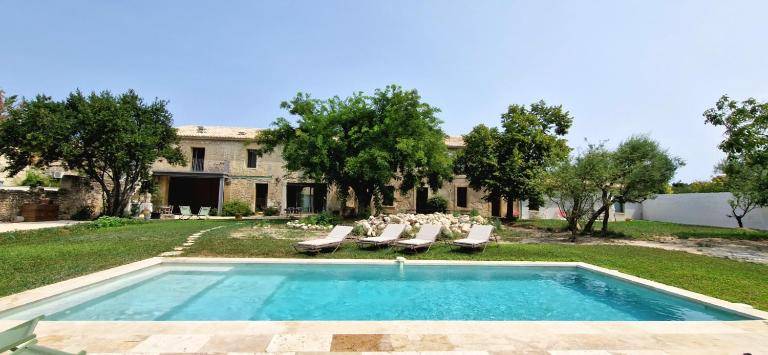 Appartement dans un mas provençal rénové - B&B Saint-Hilaire-d'Ozilhan