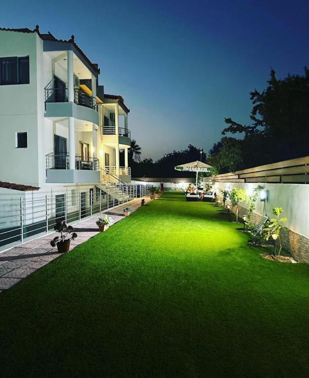SUN DAY Rooms & Studios - Free Airport Shuttle - B&B Loutsa