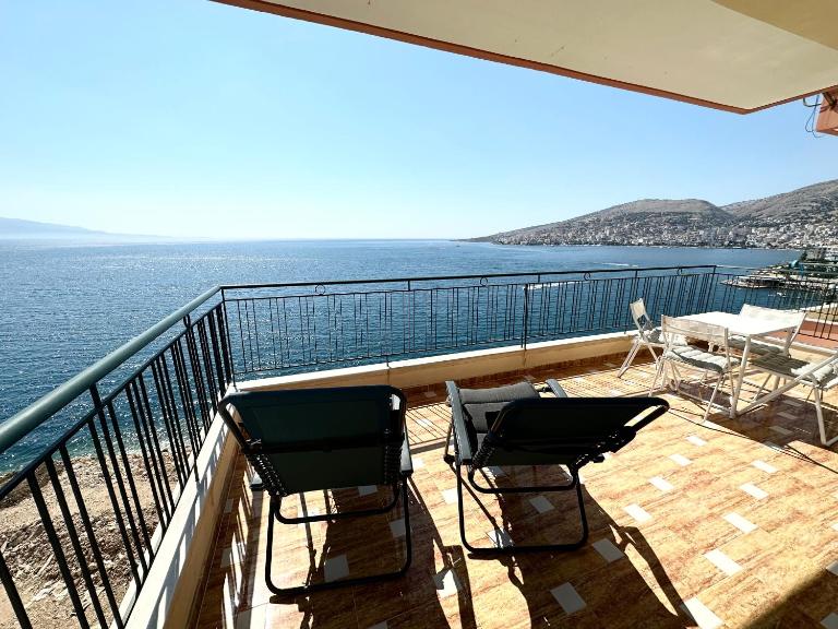 K&T Infinity View Seaside Apartment - Chambres d'hôtes Saranda