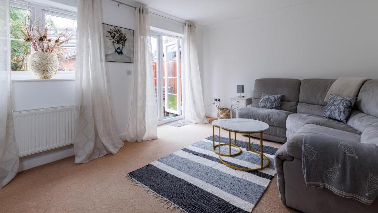 Spacious 4-Bedroom House in Aylesbury Ideal for Contractors Professionals or Larger Families - Chambres d'hôtes Aylesbury