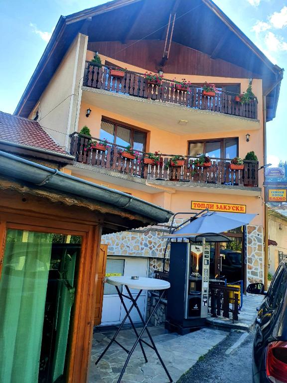 Къща за гости с механа БАДЖО - B&B Dospat