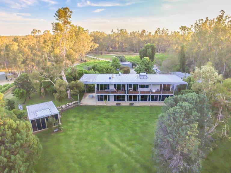 Cape Horn Vineyard 5 Bedroom Riverfront House on Working Vineyard - B&B Echuca