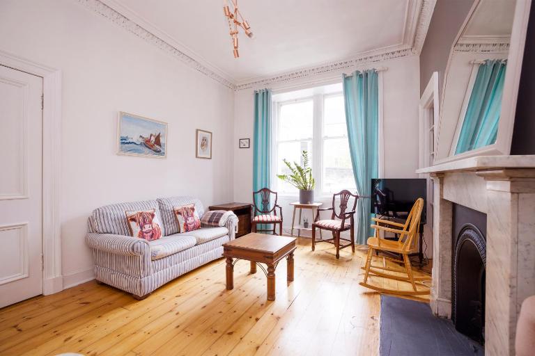 JOIVY Splendid Apartment near Haymarket - Ferienwohnung Edinburgh