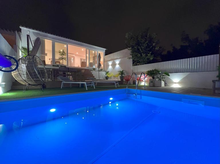 Central Beach Villa W/ Heated Pool, By TimeCooler - Bed and Breakfast Cascais