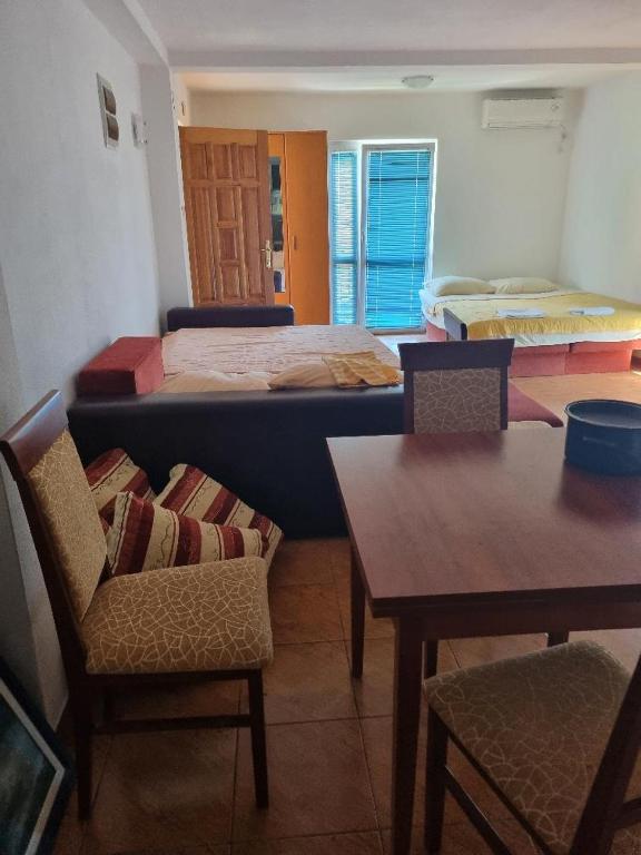 Apartments Becici cheap&comfy&spacious - Bed and Breakfast Bečići