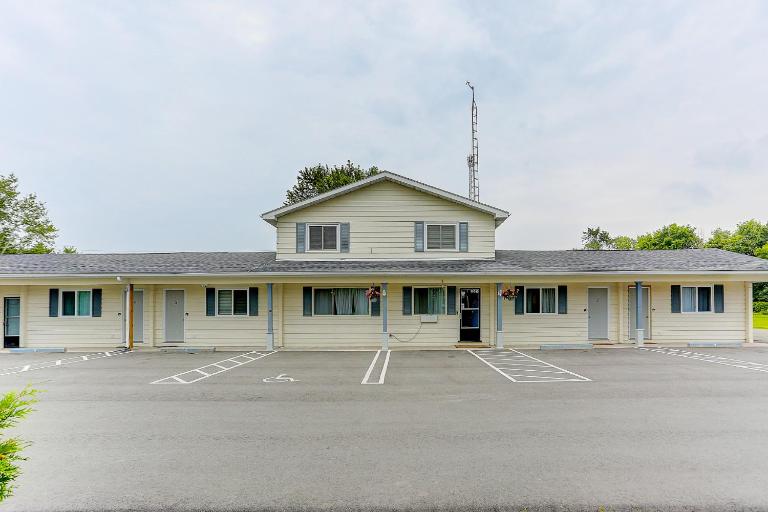 Stone Fountain Motel - B&B Fenelon Falls