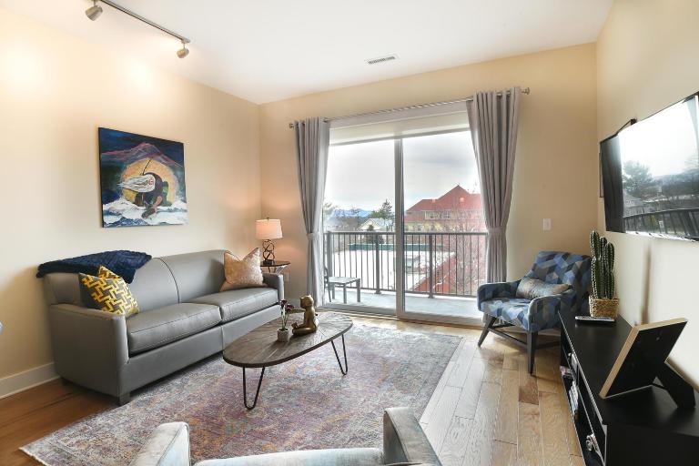 Stylish Downtown Asheville Condo | Balcony · King Bed · Walk to Everything - B&B Asheville