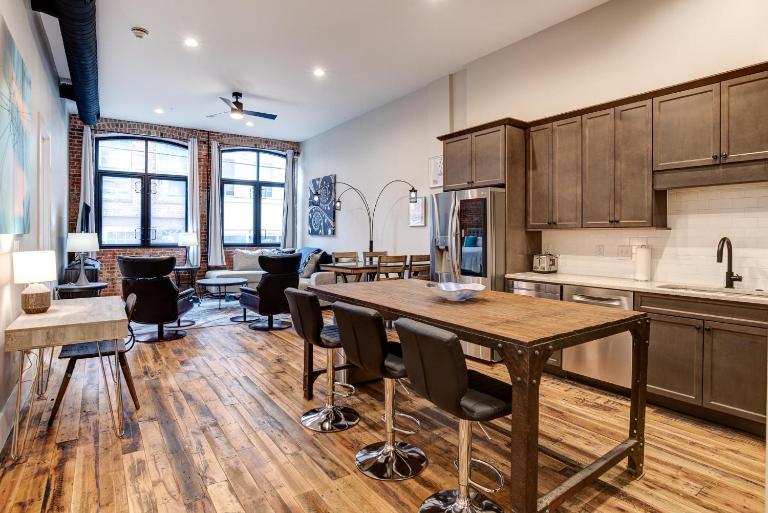 Large 3 bedroom 3 and a half Bath Downtown Condo - Ferienwohnung Asheville