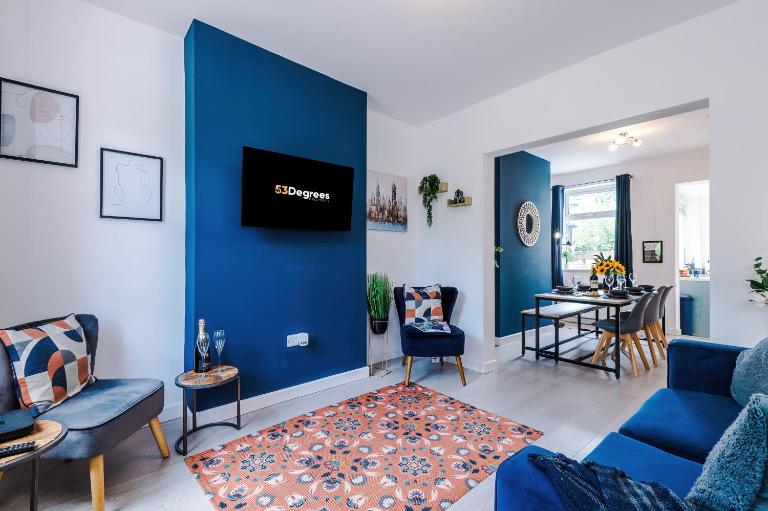 Spacious 3-bed home in Nantwich by 53 Degrees Property - Amazing location, Ideal for Groups - Sleeps 6 - B&B Nantwich
