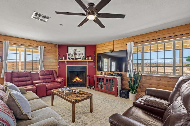 The Ranger Station plus Club House with Hot Tub - B&B Joshua Tree