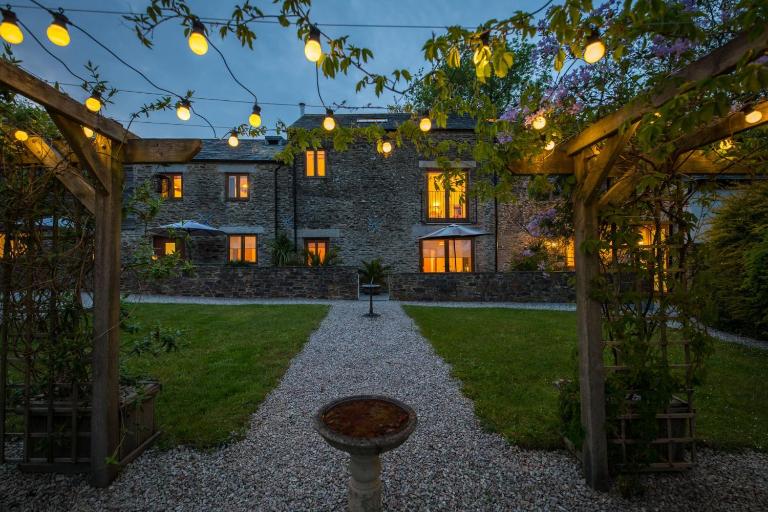 Threshing Barn at East Trenean Farm -Stunning Cornish Cottage sleeping 6 with hot tub, private garden, rural views and EV facilities - B&B East Looe