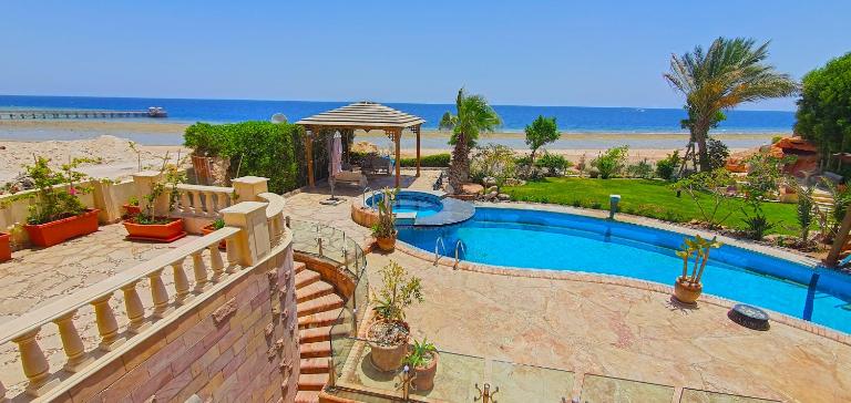 Luxury Seafront Pool Villa - 3 Stories & Roof floor - All Master Bedrooms - Ferienwohnung Hurghada